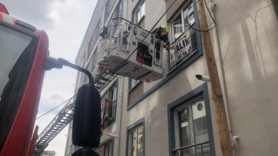 Balıkesir’de bir apartmanın boşluğunda şarja takılan elektrikli motosiklette yangın çıktı.