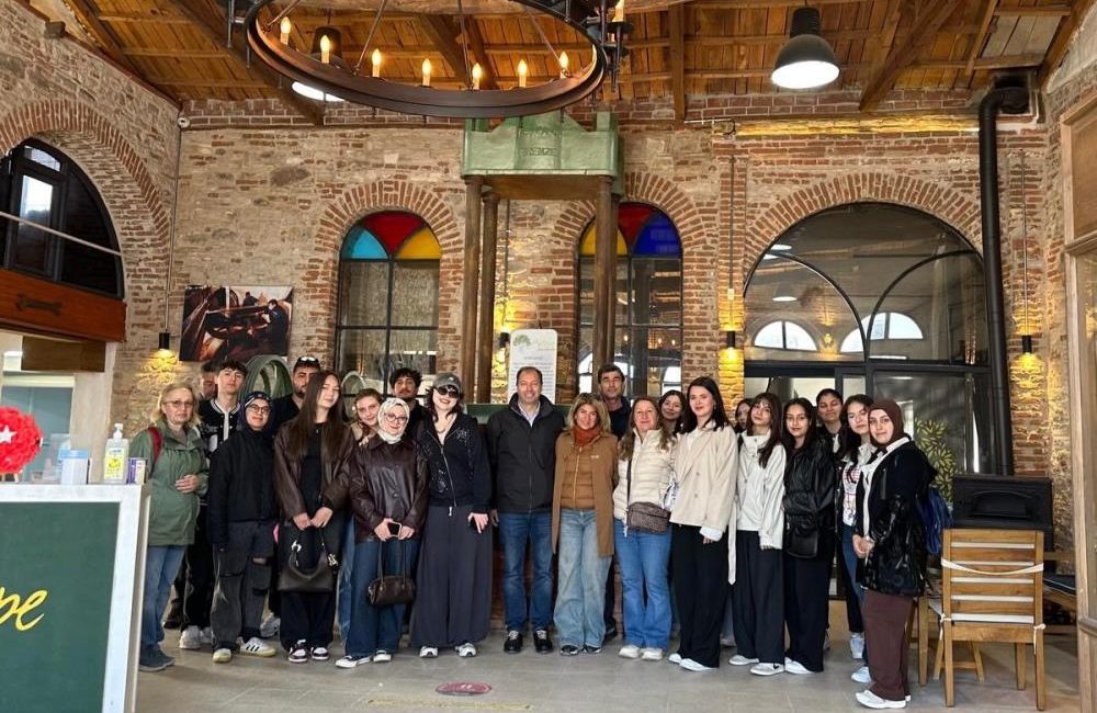 Ayvalık ve Altınova’da kültürel miras yolculuğu Balıkesir Üniversitesi Ayvalık Meslek Yüksekokulu Mimari Restorasyon Programı öğrencileri, teorik