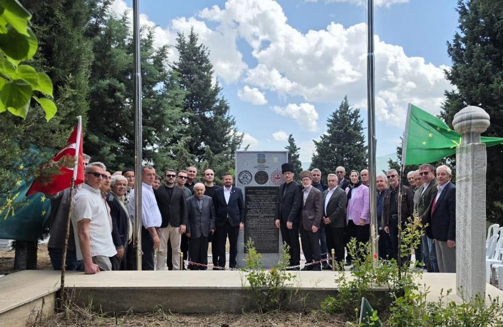 Çerkes lider Girandük Berzeg mezarı başında anıldı Eski Çerkesya (Soçi) Milli Meclisi ve Hükümeti son başkanı Hacı