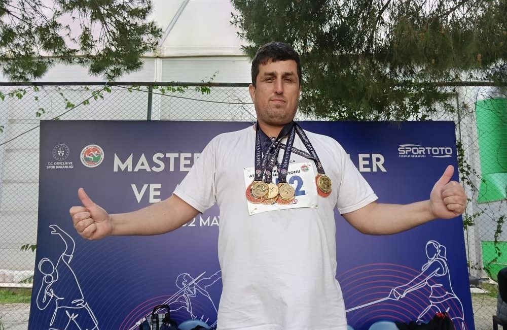 Balıkesirli vetaran sporcu öğretmen 4 dalda şampiyon oldu İzmir’de düzenlenen Türkiye Masterler Atmalar ve Mesafeler Şampiyonası’nda Balıkesirli vetaran