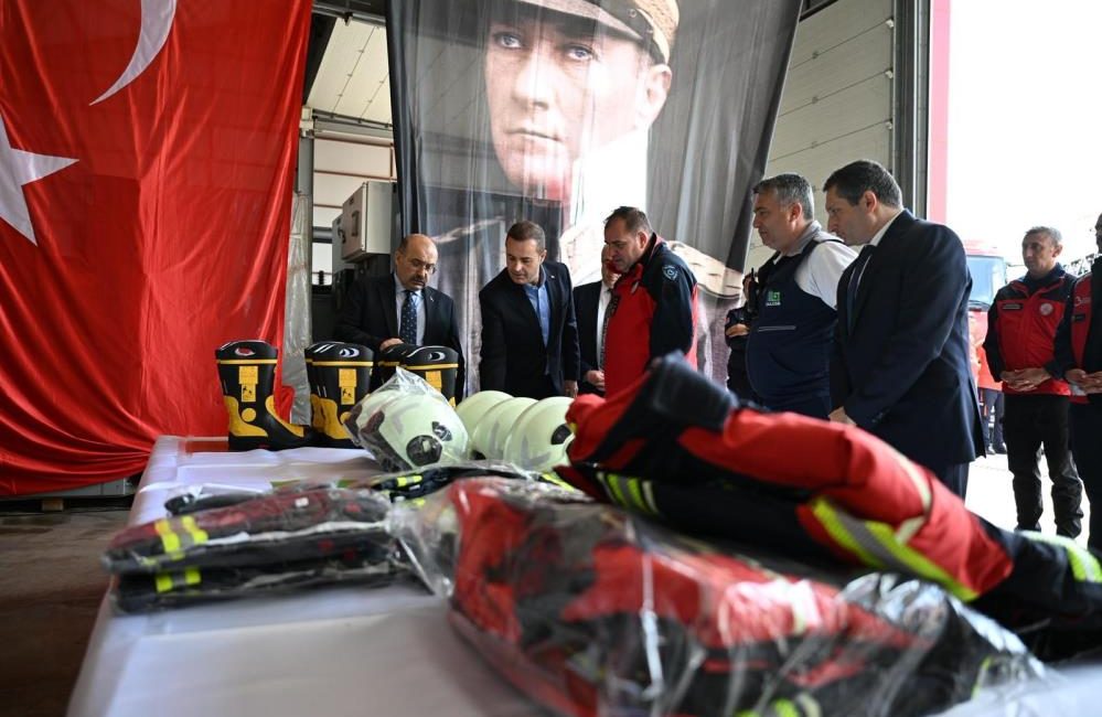 Büyükşehir’den OSB İtfaiyesi’ne 11 yıl sonra ekipman desteği Balıkesir Büyükşehir Belediyesi, sanayinin ve şehrin can damarı olan Balıkesir