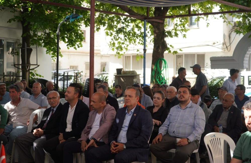 Edremit Belediyesi halk buluşmalarını sürdürüyor Edremit Belediye Başkanı Mehmet Ertaş, halk buluşmaları kapsamında mahalle ziyaretlerini