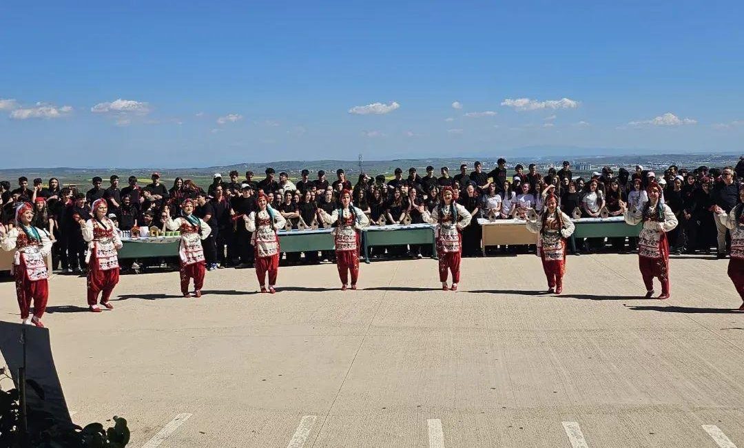 Bandırma öğrencileri hıdırellezi gösterilerle kutladı Bandırma Anadolu Lisesi’nde baharın gelişini simgeleyen Hıdırellez etkinliğinde ateş yakılırken,