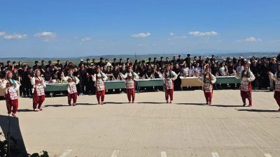 Bandırma Anadolu Lisesi’nde baharın gelişini simgeleyen Hıdırellez etkinliğinde ateş yakılırken,