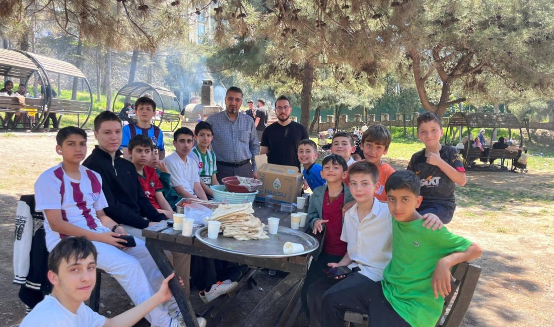 Bandırmalı öğrenciler piknik programında buluştu Bandırma’da gerçekleştirilen programda Kur’an kursu öğrencileri ve öğreticiler bir araya