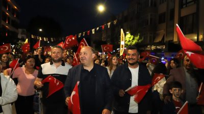 Gönen’de düzenlenen 19 Mayıs kutlamalarında binlerce kişi Gençlik Yürüyüşü’nde buluştu.