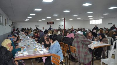 Kayalar Mahallesi’nde geleneksel Hıdırellez hayır yemeğine yüzlerce kişi katıldı. Kayalar