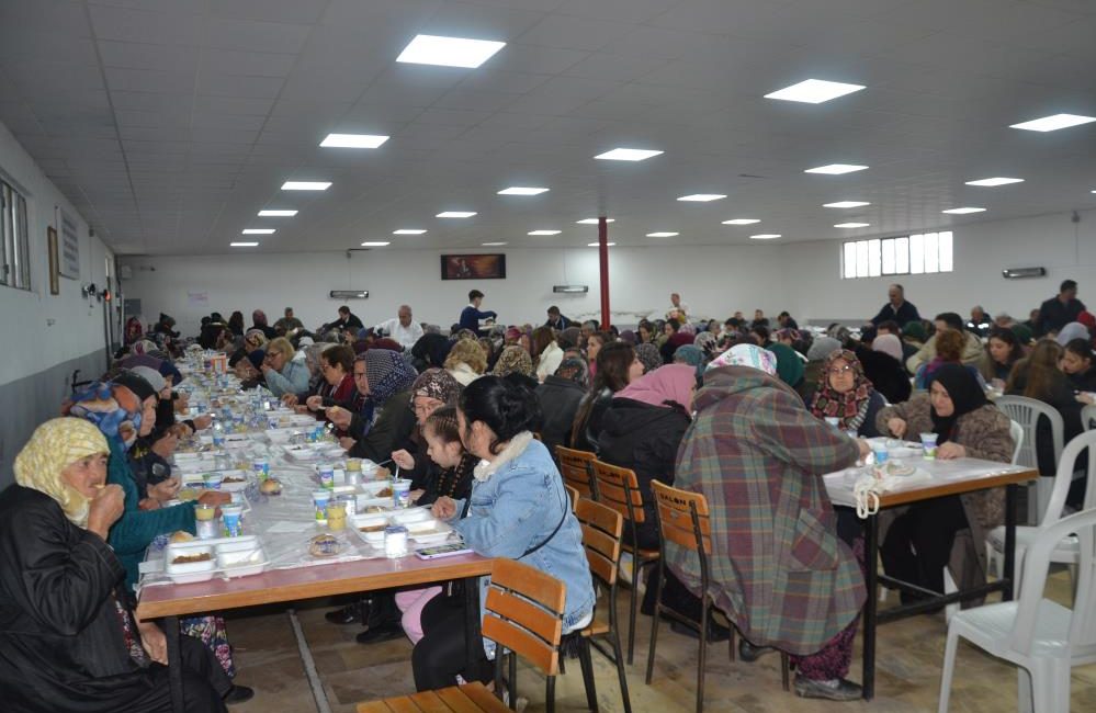 Kayalar Mahallesi’nde geleneksel Hıdırellez hayır yemeğine yüzlerce kişi katıldı. Kayalar