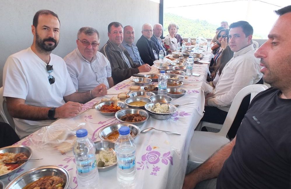 Burhaniye’de, baharla birlikte başlayan çiftçi hayırları devam ederken, bu haftaki