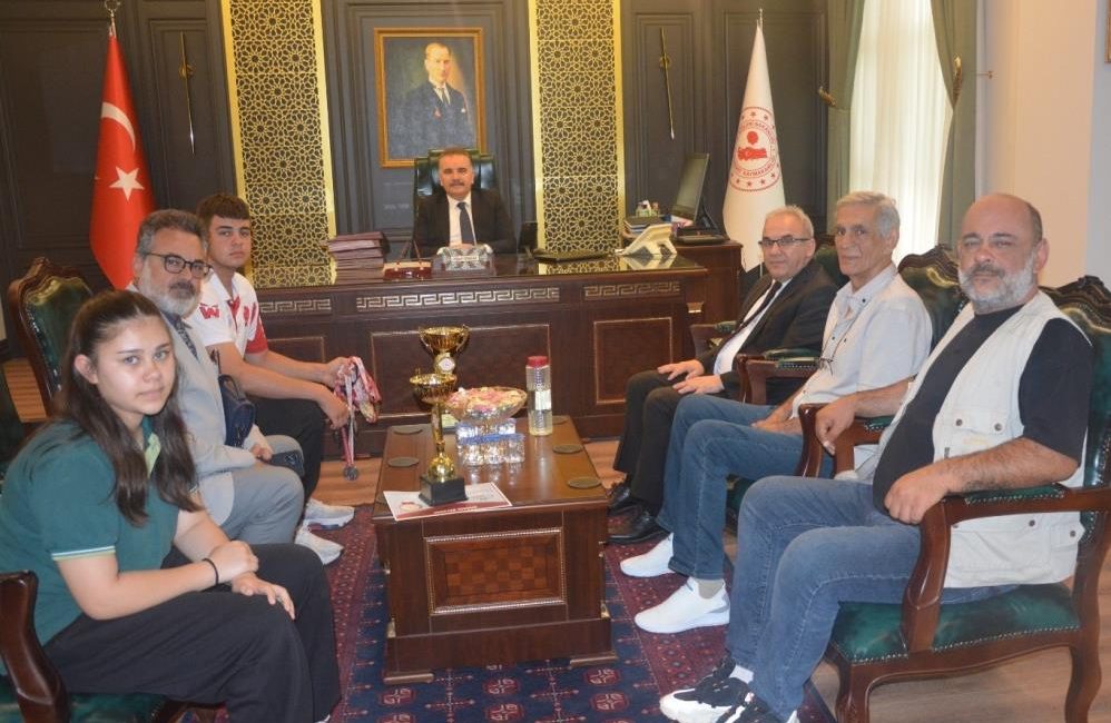 Edremit Kaymakamı Ahmet Odabaş, ilçenin gururu olan Avrupa şampiyonu ve