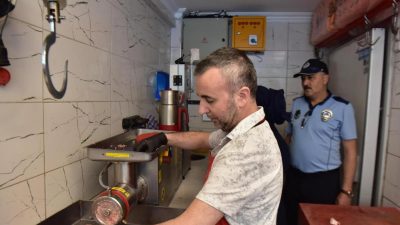 Altıeylül Belediyesi Zabıta Müdürlüğü ekipleri, yaklaşan Kurban Bayramı öncesinde vatandaşların