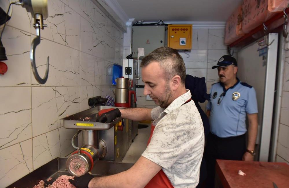 Zabıtadan kurban bayramı öncesi sıkı denetim Altıeylül Belediyesi Zabıta Müdürlüğü ekipleri, yaklaşan Kurban Bayramı öncesinde vatandaşların