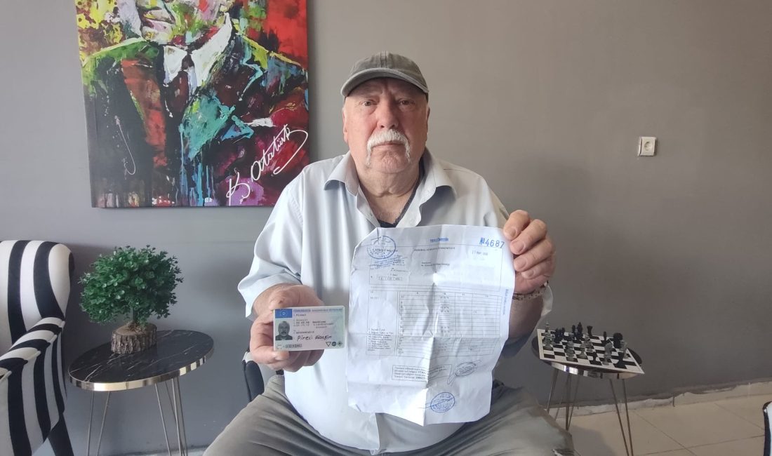 Gurbetçinin Bandırma Nüfus Müdürlüğü’nde ehliyet çilesi 66 yaşında gurbetçi Hüseyin Pireci, memleketi Bandırma’ya döndüğünde Almanya’dan aldığı