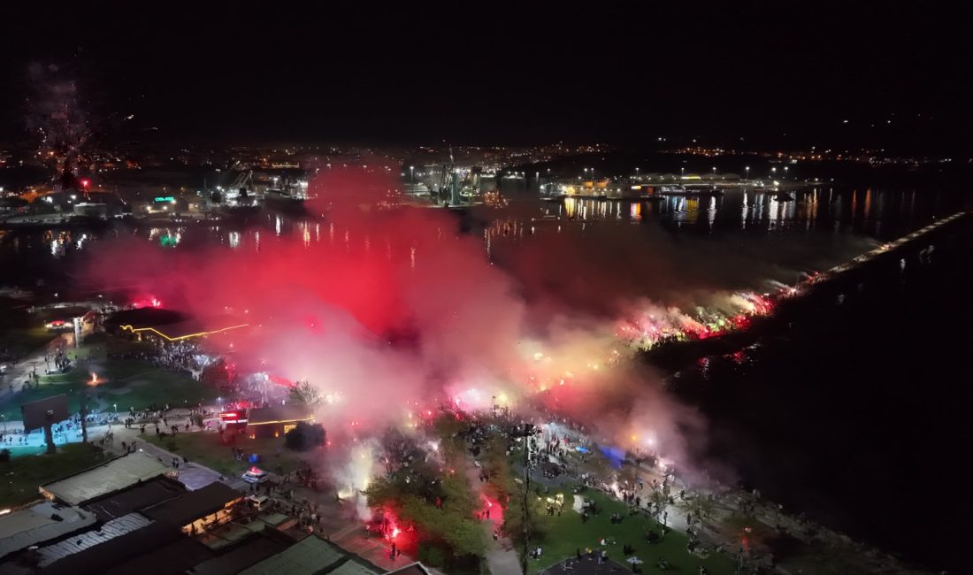 10.5 Bandırmalılar Günü Bandırma’da büyük coşkuyla kutlandı Bandırmaspor Taraftarlar Derneği’nin organize ettiği etkinlikte binlerce vatandaş Cumhuriyet Meydanı