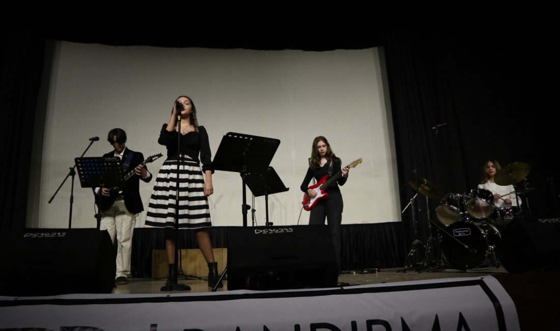Bilim ve Sanat Merkezi öğrencilerinden alkış alan müzik dinletisi Bandırma’da düzenlenen müzik dinletisinde öğrenciler, klasik eserlerden popüler parçalara uzanan