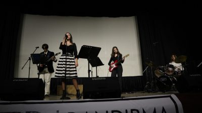 Bandırma’da düzenlenen müzik dinletisinde öğrenciler, klasik eserlerden popüler parçalara uzanan