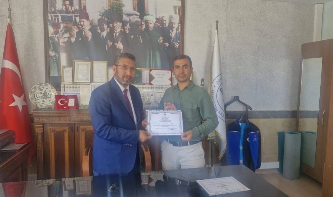 Din Görevlilerine yönelik Eğitim Programı tamamlandı Bandırma İlçe Müftülüğü’nün düzenlediği kursu başarıyla tamamlayan din görevlileri belgelerini