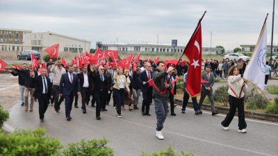Bandırma Onyedi Eylül Üniversitesi’nde Gençlik Haftası kapsamında düzenlenen kortej yürüyüşü,