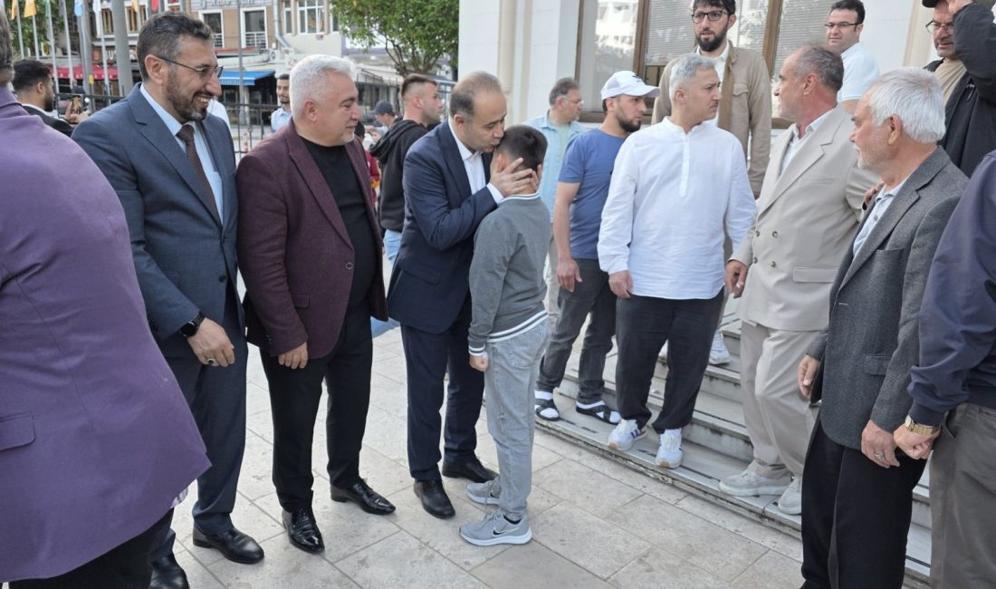 Haydar Çavuş Camii’nde bayramlaşma programı Bandırma Kaymakamı Engin Aksakal ve ilçe protokolü, bayram namazı sonrası