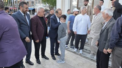 Bandırma Kaymakamı Engin Aksakal ve ilçe protokolü, bayram namazı sonrası