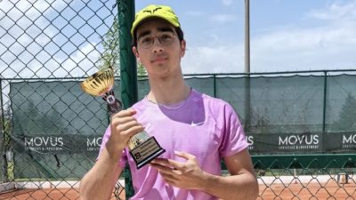 Eskişehir’de düzenlenen Büyükler Tenis Turnuvası’nda mücadele eden Bandırmalı genç sporcu