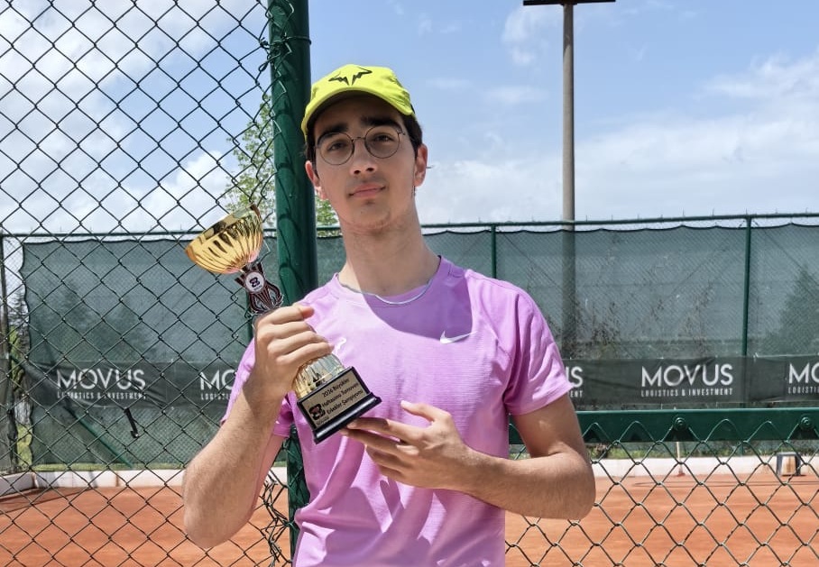 Bandırmalı tenisçi Rüzgar Karaçay’dan büyük başarı Eskişehir’de düzenlenen Büyükler Tenis Turnuvası’nda mücadele eden Bandırmalı genç sporcu