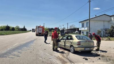 Susurluk’ta iki otomobilin çarpışması sonucu meydana gelen trafik kazasında 3’ü