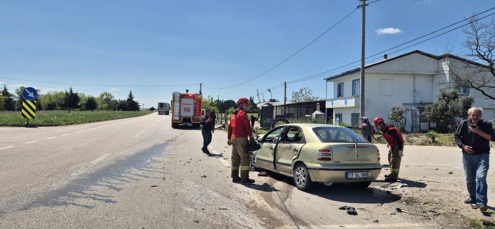 Balıkesir’de otomobiller çarpıştı: 3’ü ağır 6 yaralı Susurluk’ta iki otomobilin çarpışması sonucu meydana gelen trafik kazasında 3’ü