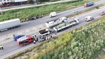 Karacabey’de kamyon ile tır çarpıştığı kazada 1 kişi hayatını kaybetti.