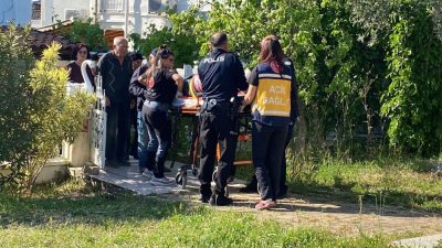 Ayvalık’ta evinin perdelerini takmak isterken dengesini kaybederek düşen yaşlı kadın