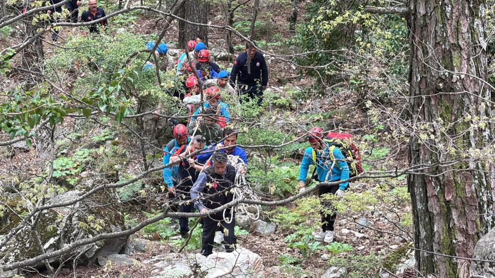 Kazdağları’nda 100 kişilik personelle zorlu kurtarma operasyonu Kazdağları’nda mantar toplarken kayalıklardan düşerek hayatını kaybeden vatandaşın cenazesine yaklaşık