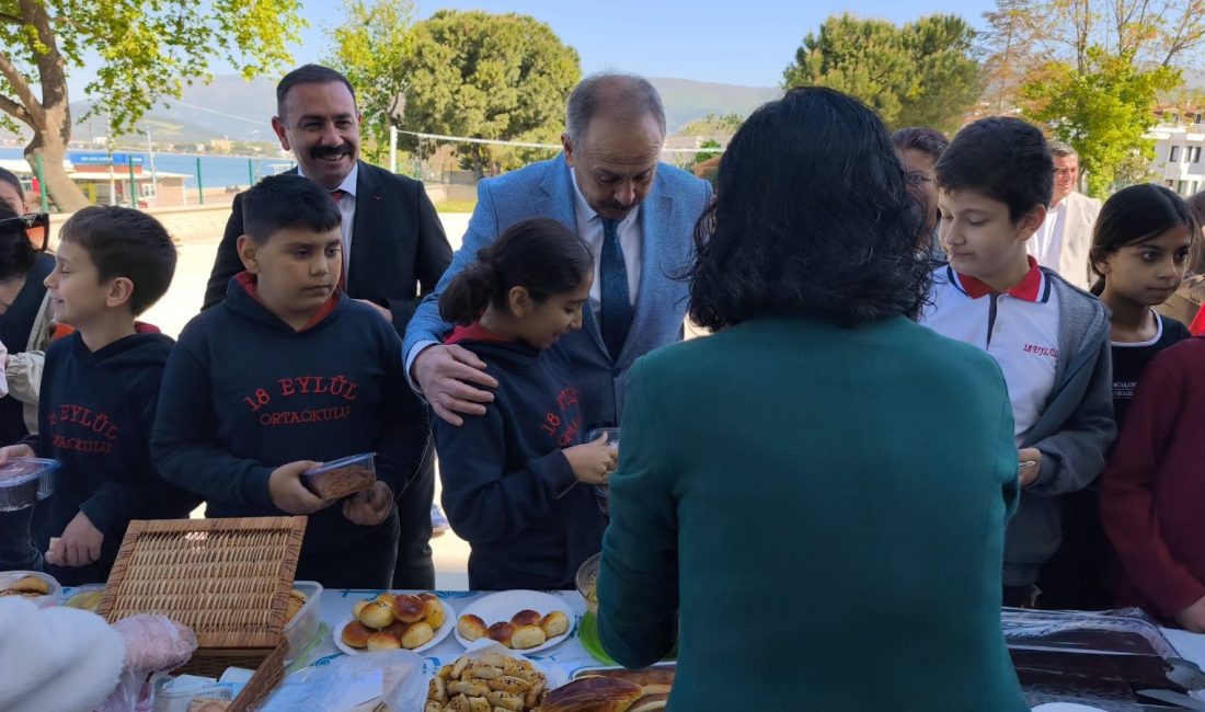 Erdek 18 Eylül Ortaokulu’nda kermes heyecanı Erdek Kaymakamı Hasan Göç, 18 Eylül Ortaokulu’nda düzenlenen kermes programına