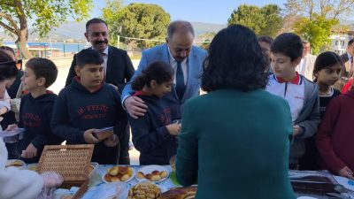 Erdek Kaymakamı Hasan Göç, 18 Eylül Ortaokulu’nda düzenlenen kermes programına