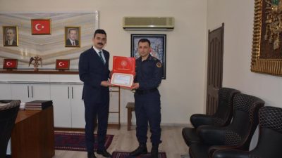Manyas ilçesinde jandarma ve emniyet personeli başarı belgesi ile ödüllendirildi.