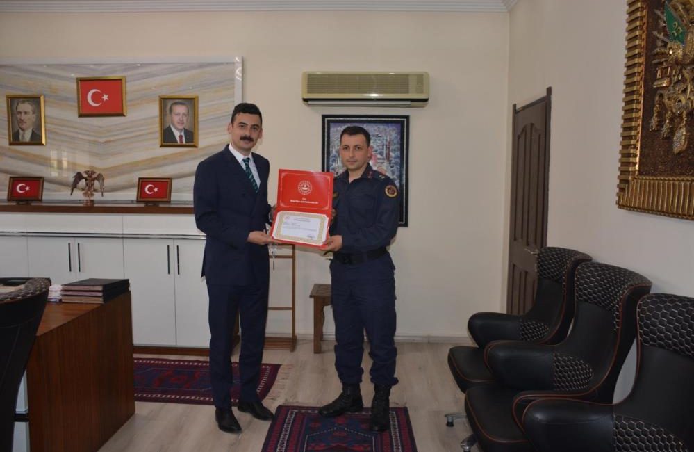 Manyas ilçesinde jandarma ve emniyet personeli başarı belgesi ile ödüllendirildi.