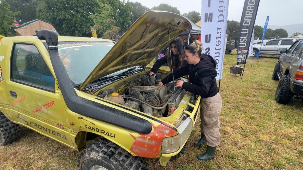 Off-road dünyasının prensesleri Erkek egemen bir spor olarak bilinen off-road parkurlarında, Balıkesir’in Havran