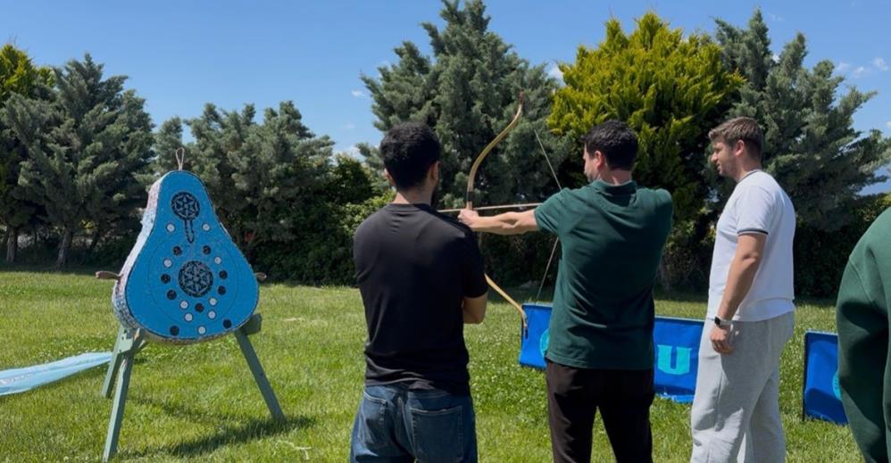 Burhaniye’de üniversiteliler Bahar Şenliğinde coşku yaşadı Uygulamalı Bilimler Fakültesi tarafından düzenlenen Bahar Şenliği, öğrencilerin yoğun katılımıyla