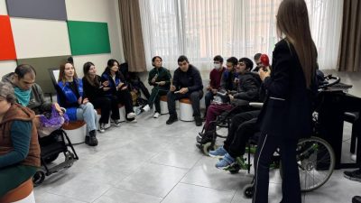 Balıkesir Üniversitesi Burhaniye Meslek Yüksekokulu öğrencileri, engelli bireylerle müzik atölyesinde