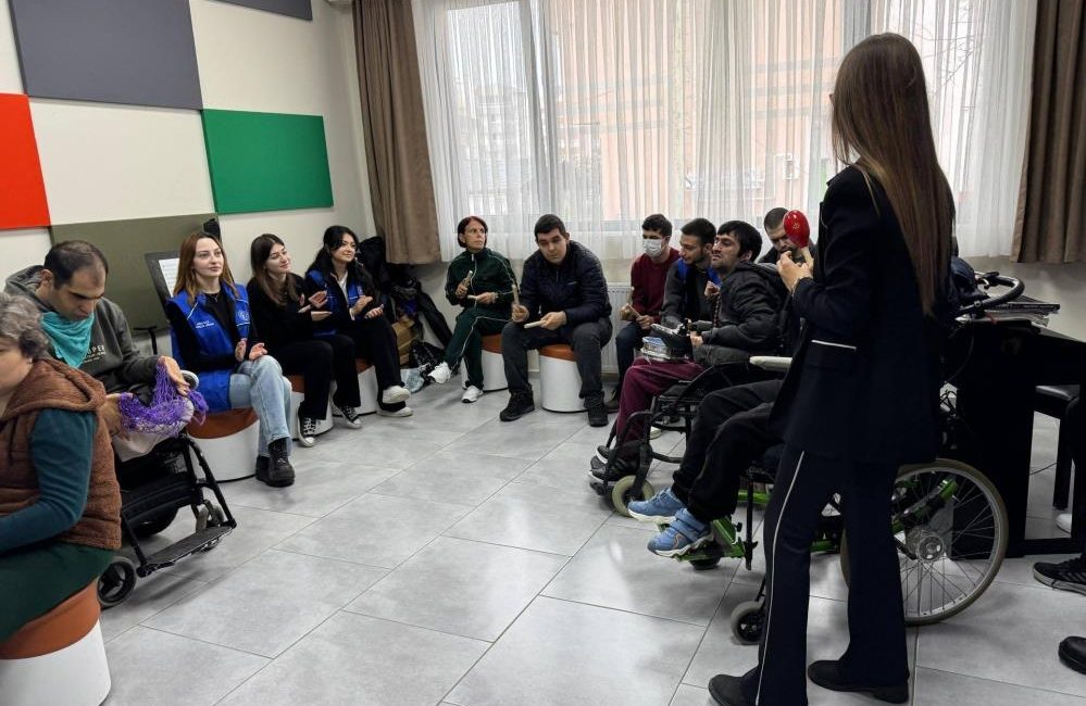 Balıkesir Üniversitesi Burhaniye Meslek Yüksekokulu öğrencileri, engelli bireylerle müzik atölyesinde