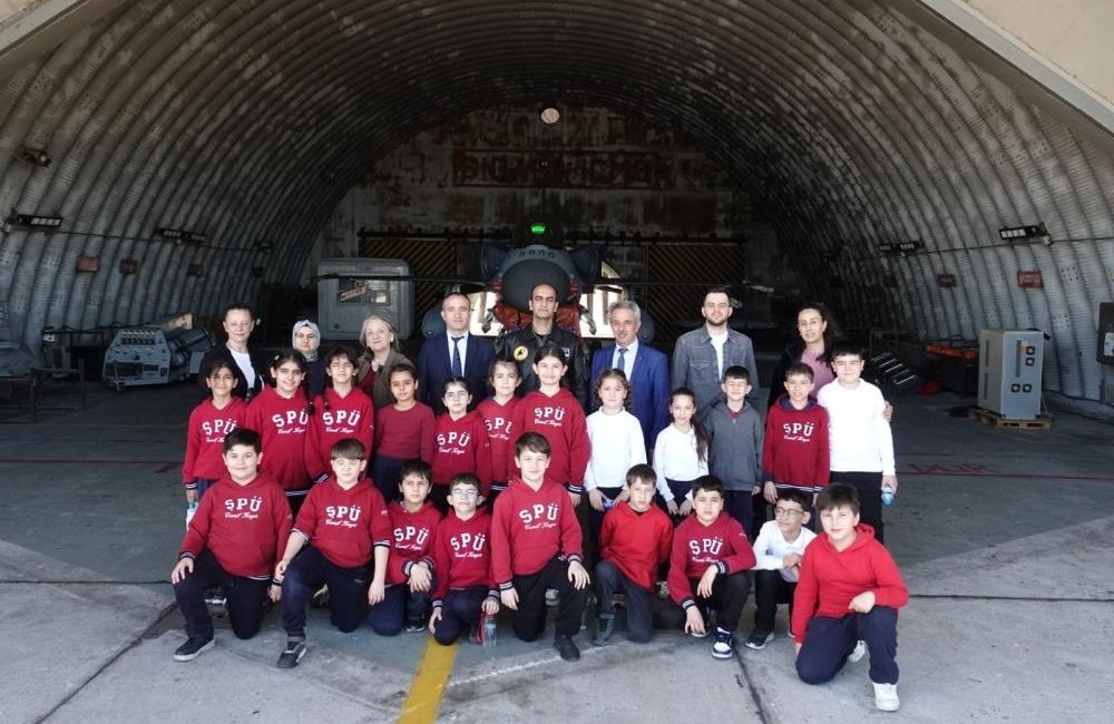 Bandırma’da Ana Jet Üssü kapılarını çocuklara açtı Milli Savunma Bakanlığı tarafından yürütülen “Mehmetçikle Bir Gün Projesi” çerçevesinde,
