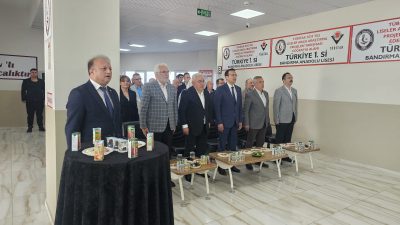 TÜBİTAK 4006 Bilim Fuarı kapsamında lise öğrencilerinin hazırladığı projeler ziyaretçilerin