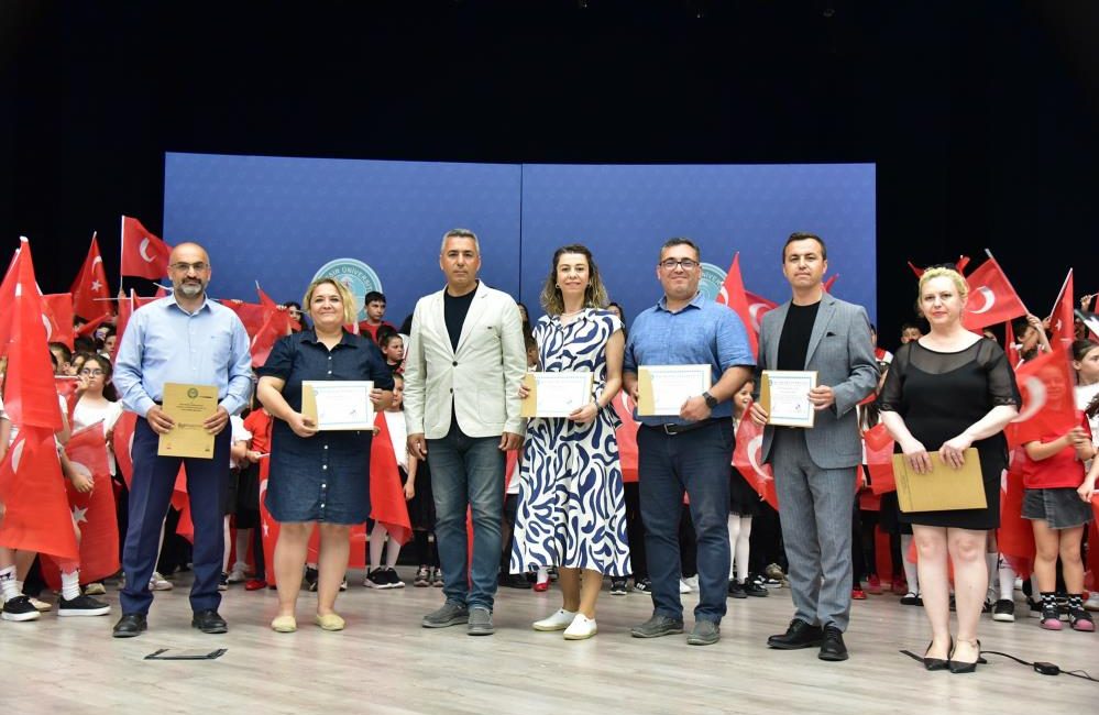 300 çocuktan oluşan korodan muhteşem konser Balıkesir Necatibey Eğitim Fakültesi Müzik Eğitimi Anabilim Dalı tarafından Topluma