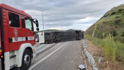 İstanbul-İzmir Otoyolu’nda meydana gelen trafik kazasında yolcu otobüsü refüje çarparak
