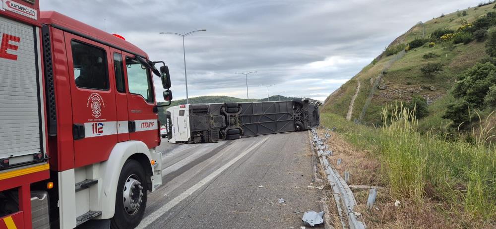 İstanbul-İzmir Otoyolu’nda meydana gelen trafik kazasında yolcu otobüsü refüje çarparak