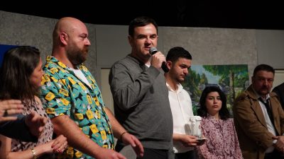 Susurluk Belediyesi Gençlik Tiyatrosu’nun sahnelediği oyun, festival kapsamında izleyiciden tam