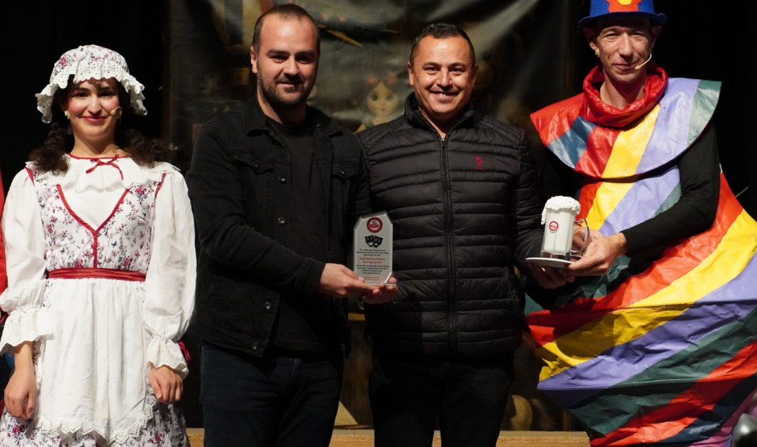 2’nci Tiyatro Festivali’nde sahnelenen oyunlar büyük ilgi görürken, sanatçılara protokol