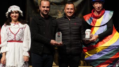 2’nci Tiyatro Festivali’nde sahnelenen oyunlar büyük ilgi görürken, sanatçılara protokol