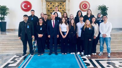 Bandırma Onyedi Eylül Üniversitesi Siyasal Bilgiler ve Ombudsmanlık Topluluğu öğrencileri,