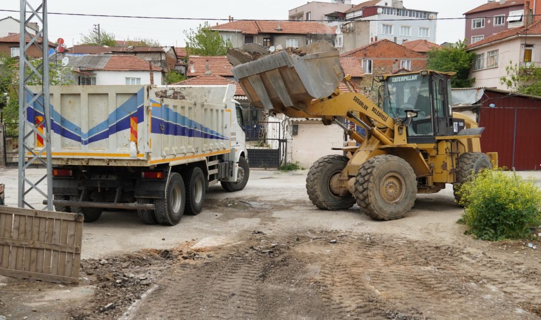 Susurluk’ta yol söküm çalışmaları sürüyor Susurluk Belediye Başkanı Hakan Yıldırım Semizel, Kışla Mahallesi’nde yol söküm