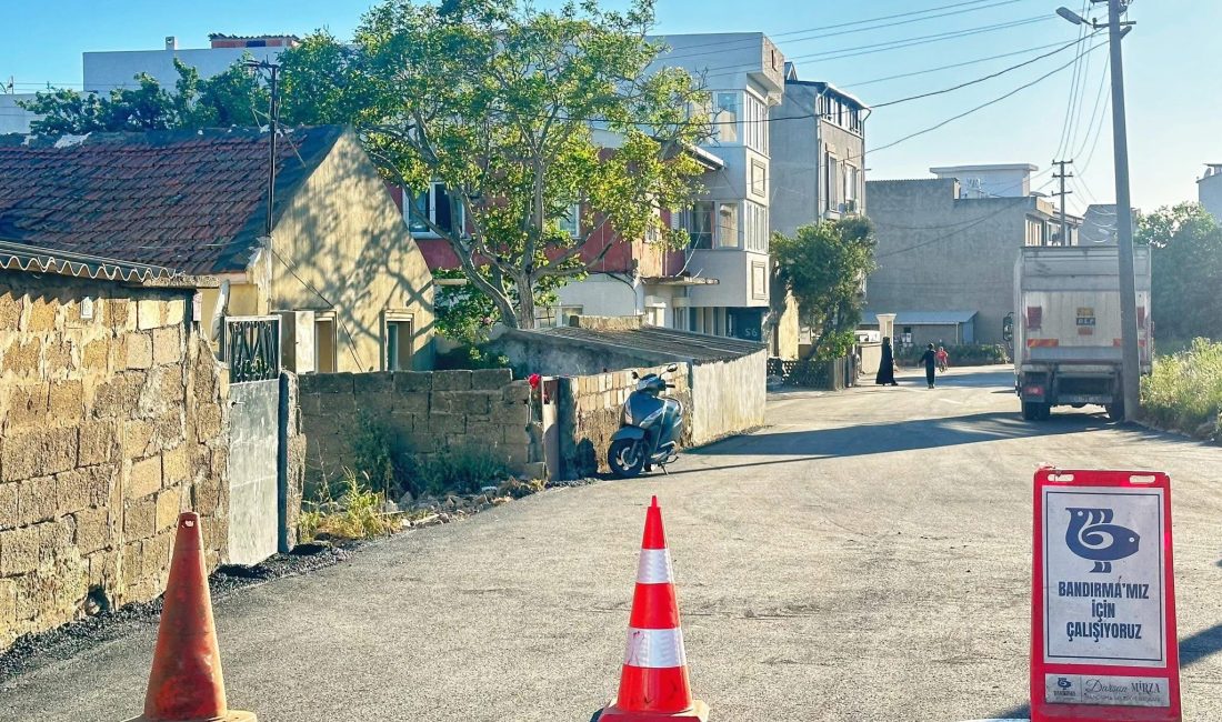 Bandırma’da yollar iyileştiriliyor Bandırma Belediyesi tarafından 100. Yıl Mahallesi’nde sürdürülen asfalt çalışmaları kapsamında